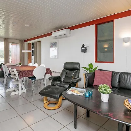 Semesterbostad Four-bedroom Holiday In 8 *