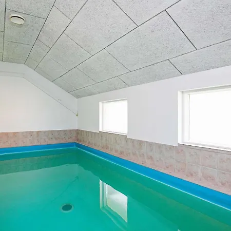 Semesterbostad Four-bedroom Holiday In 8